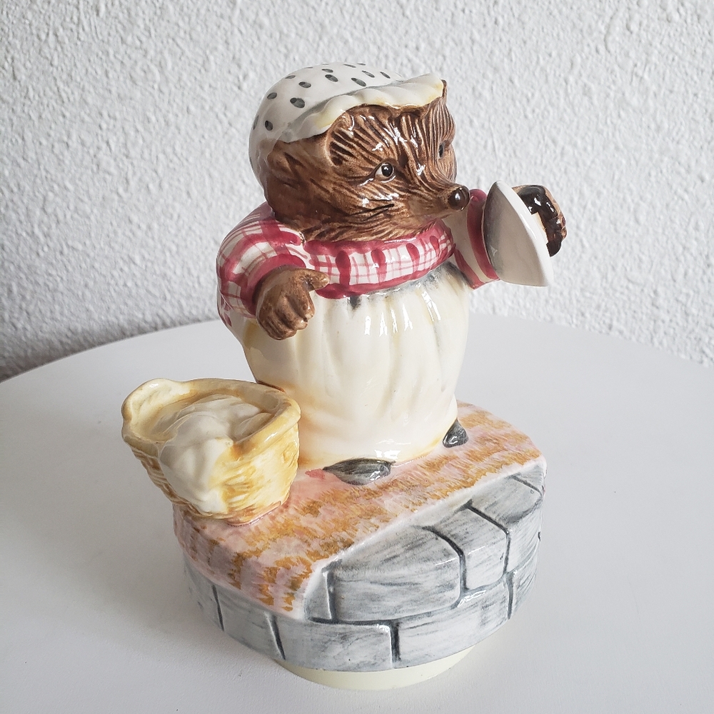 Beatrix Potter Music Box Mrs.Tiggy Winkle Plays Oh What a Beautiful Morn 1977.